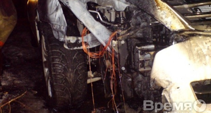 За ночь в Воронеже сгорели две иномарки