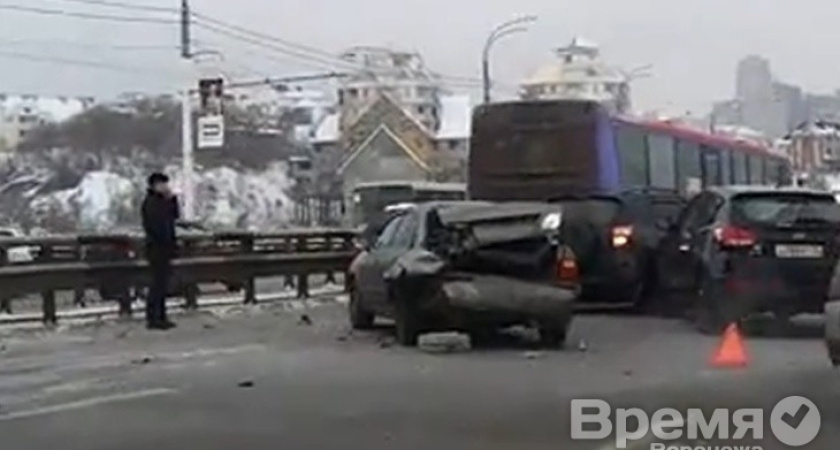 В Воронеже столкнулись сразу девять автомобилей, в том числе пассажирский автобус
