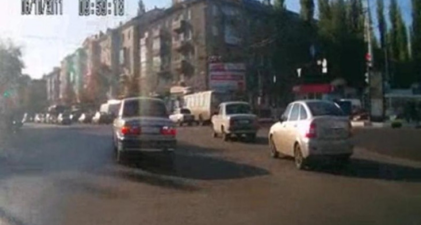 Автомобиль с номерами областной администрации «засекли» на грубом нарушении правил