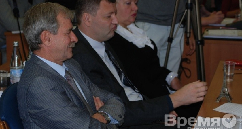 Экс-спикеру Гордумы депутат на заседании подарил макет Эйфелевой башни