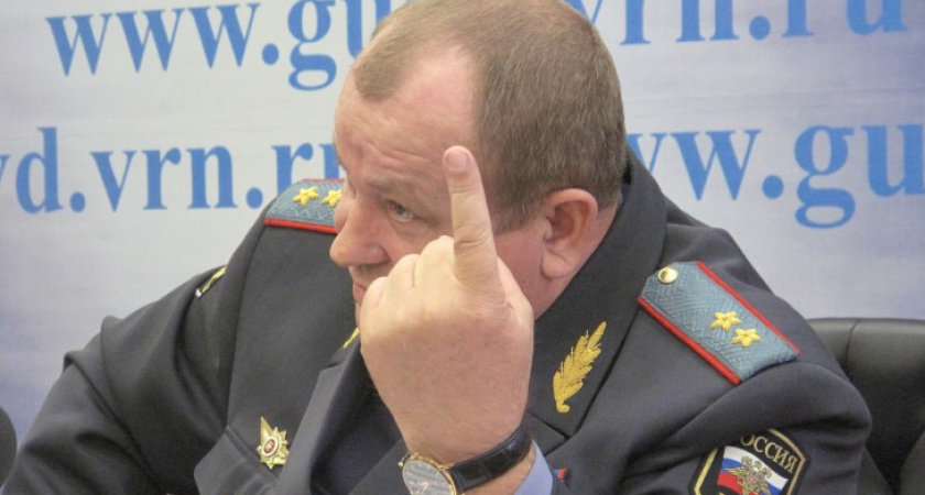 Александр Сысоев пообещал уволить писающего полицейского