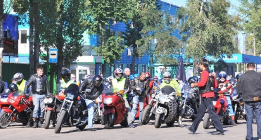 Воронежские полицейские устроили ночные гонки с байкерами