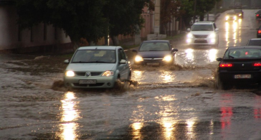 После ливня воронежские улицы превратились в бурные реки