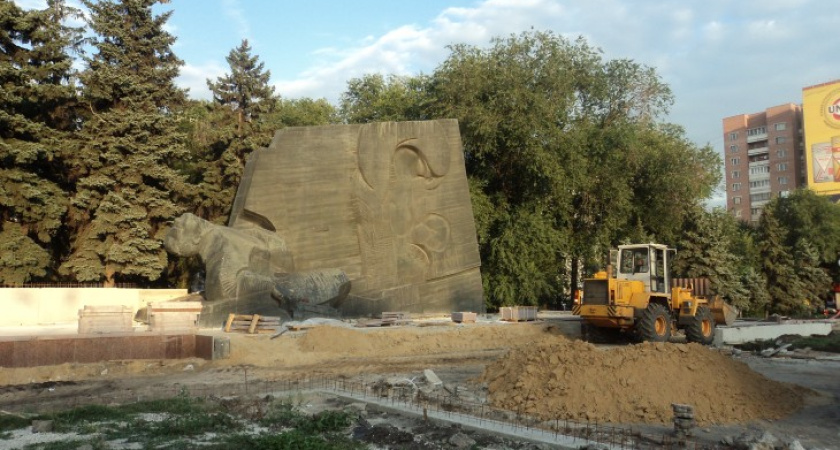 У памятника Славы пока не приступили к укладке новой плитки