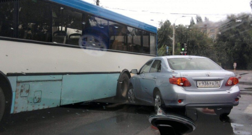 В Воронежской области ежедневно попадают в аварии шесть автобусов