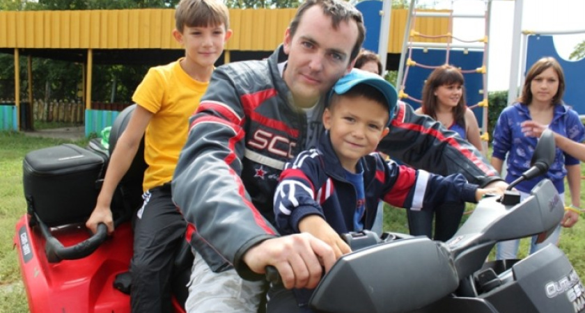 Воронежские байкеры порадовали детдомовцев