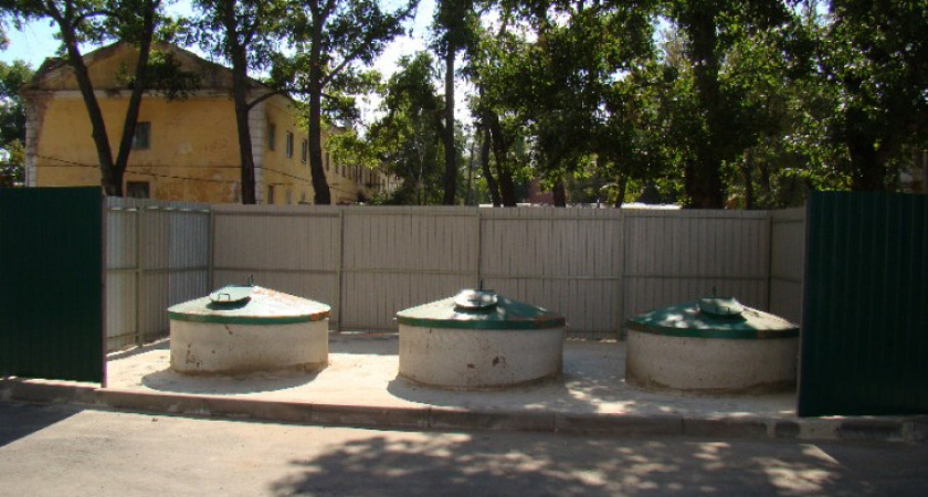 В Воронеже на левом берегу мусор спрятали подальше от людских глаз