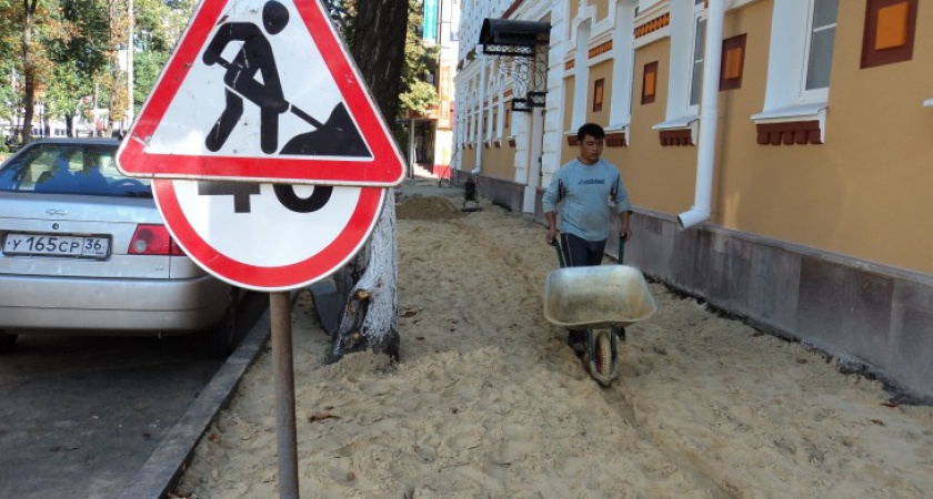 За день до праздника на улицах Воронежа еще вовсю кипит работа