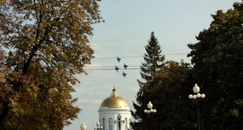 В небе над центром Воронежа тренируются «Соколы России»