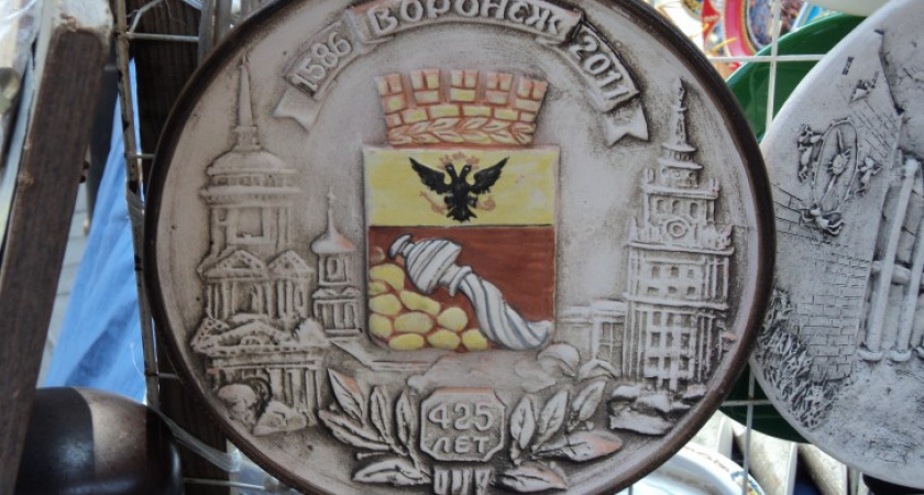 В Воронеже за сувенирные тарелочки просят по 900 рублей