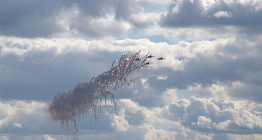 «Соколы России» поздравили воронежцев салютом