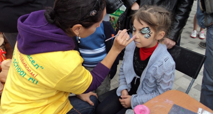 В центре Воронежа в юбилейный день детей превращали в котят и лисят