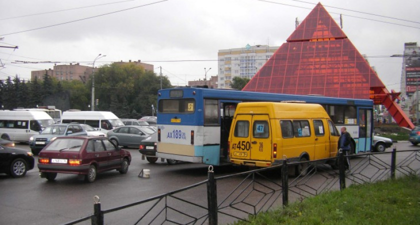 В Воронеже два ДТП на кольце у памятника Славы привели к транспортному коллапсу