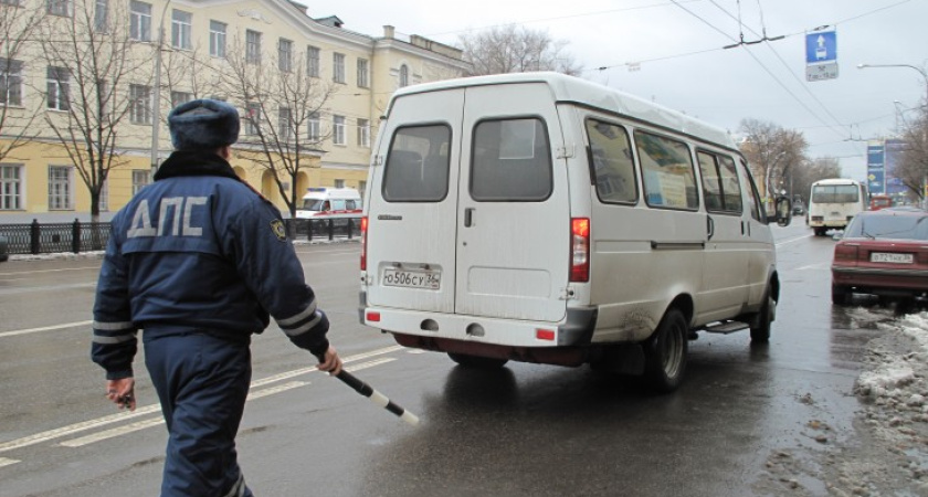 На Плехановской уже штрафуют за парковку на полосе для общественного транспорта