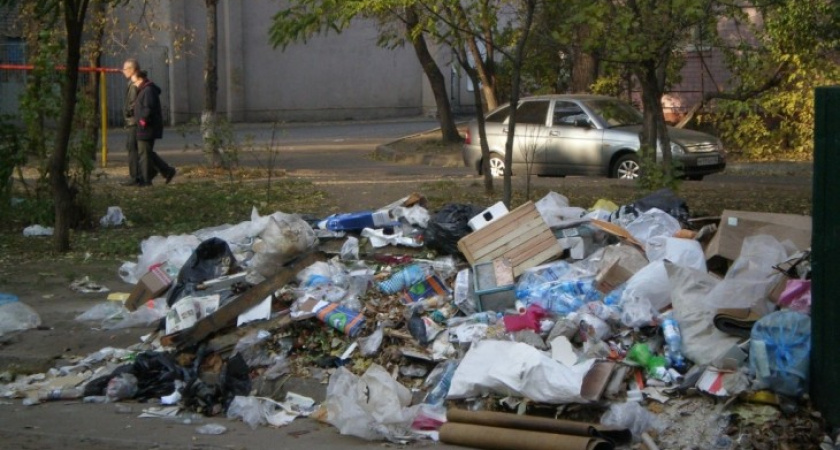 Воронежцы бьют тревогу: во дворах мусор не убирают уже целую неделю