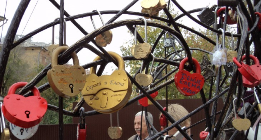 В Воронеже у Каменного моста установят такое же «дерево любви», как на Лужковом мосту в Москве