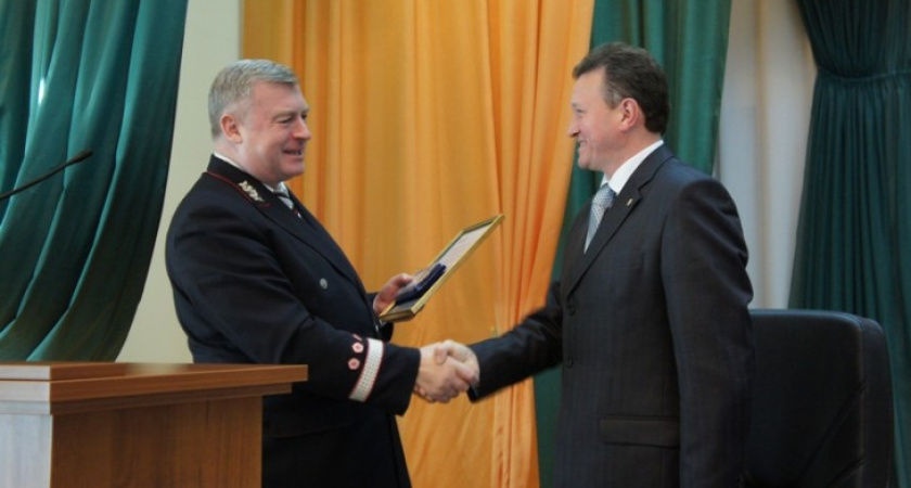 Глава ЮВЖД вручил мэру Лисок отличительный знак