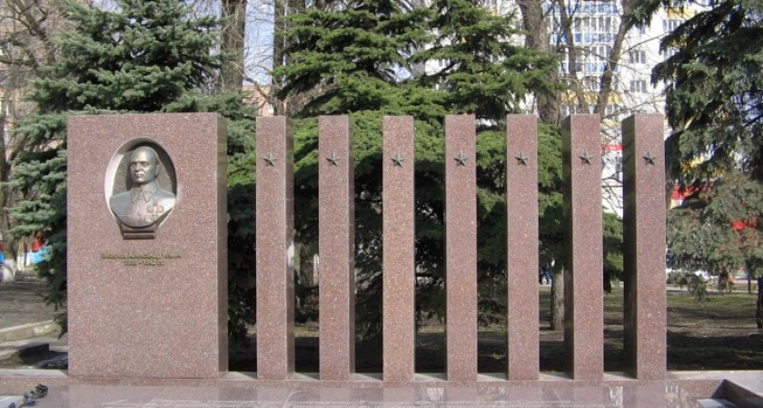 Исследователь Игорь Сдвижков утверждает, что на памятнике Славы захоронен не Александр Лизюков