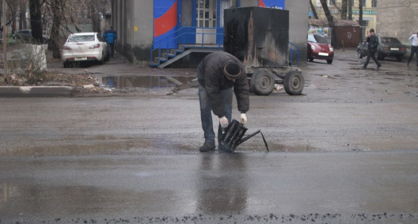 В Воронеже укладывают асфальт в лужи