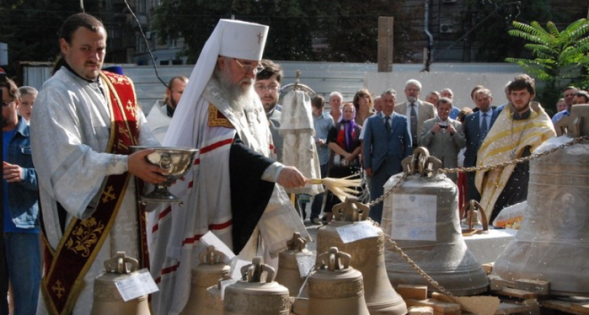 В украинском храме бьют в воронежские колокола