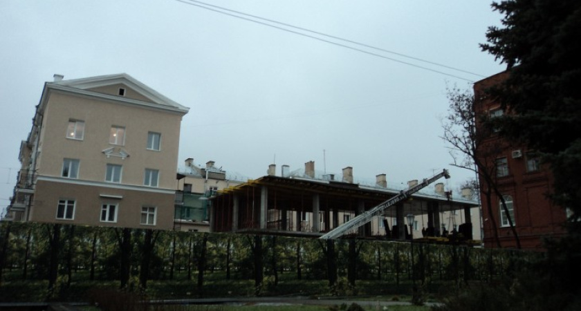 На главной улице Воронежа появился неопознанный строительный объект