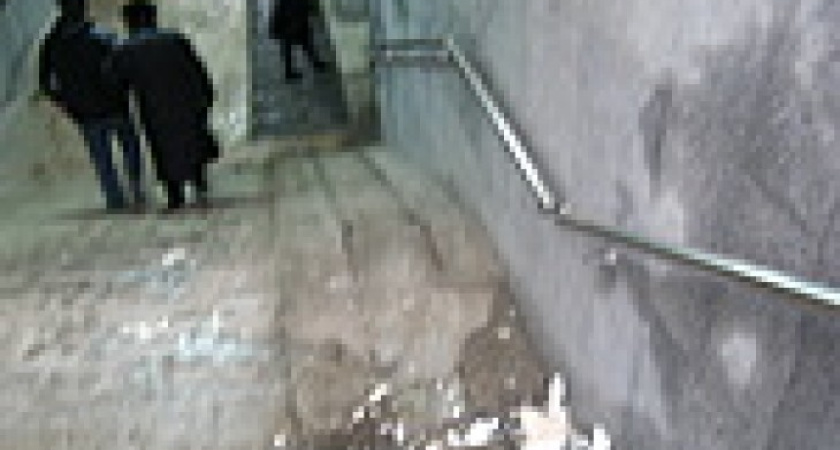 На стенах -неприличные надписи, на полу - выщерблена плитка