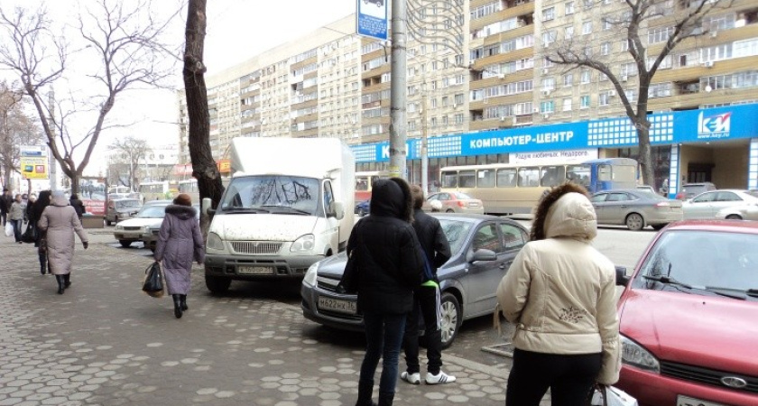 Маршрутки и троллейбусы теперь тормозят на новой остановке «Детский мир»