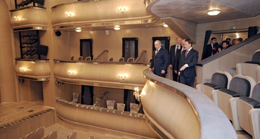 Владимиру Путину в Воронеже устроили экскурсию по театру драмы