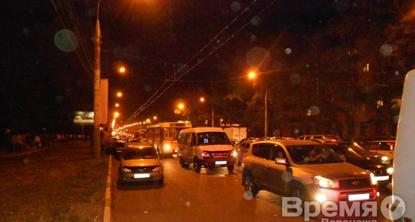 Во время салюта несколько воронежцев в водохранилище открыли купальный сезон