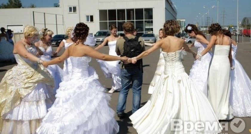 В Воронеже на параде невест выпустят золотых рыбок и привяжут ленточки к дереву любви