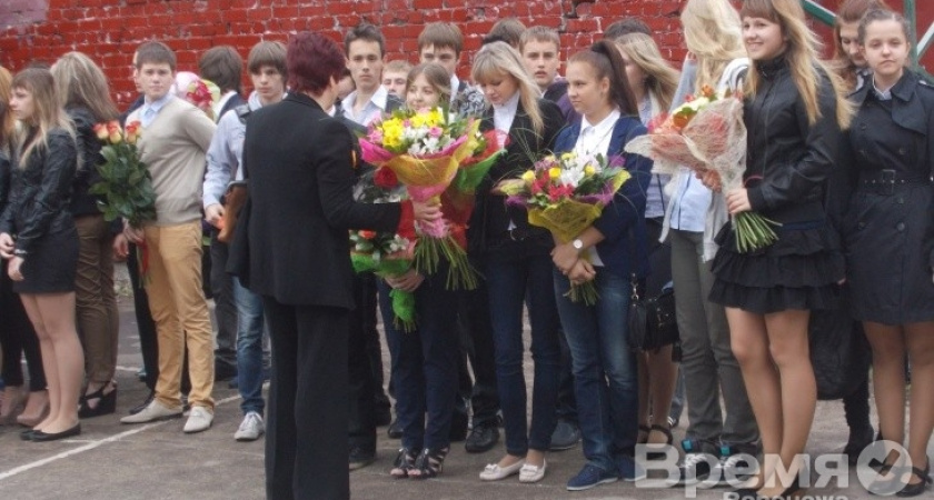 На последнем звонке выпускники пообещали навещать учителей, а первоклашки – ходить только в сменке и есть за десятерых