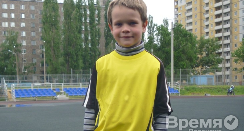 Шестилетний воронежский футболист финтами и мастерством произвёл в Сети фурор