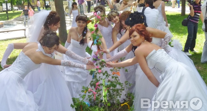 Три десятка красавиц бегали по проспекту Революции, напевая «Хочу я замуж, замуж хочу!»