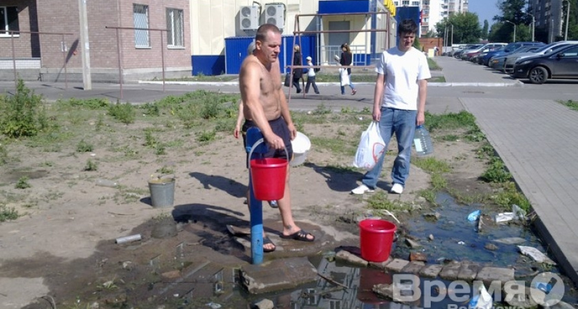 В день без воды воронежцы с вёдрами штурмуют колонки