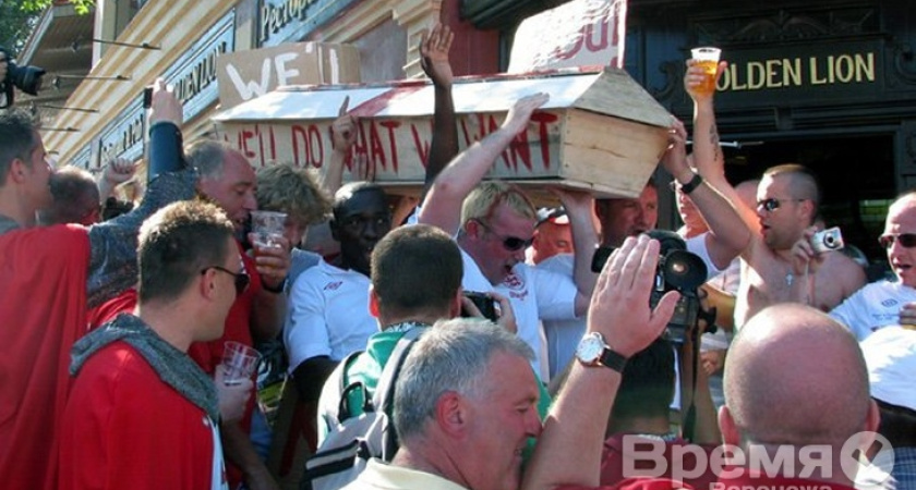 На Евро-2012 английские фанаты пронесли по улицам гроб