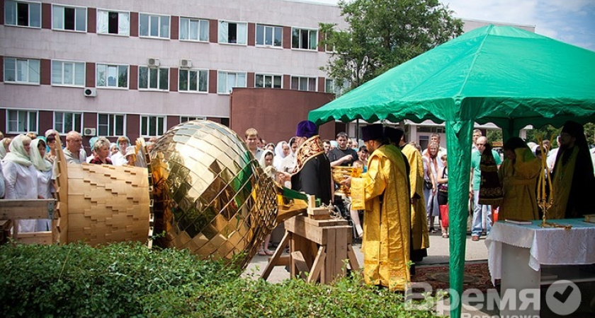 В Воронеже освятили крест деревянного храма на территории БСМП