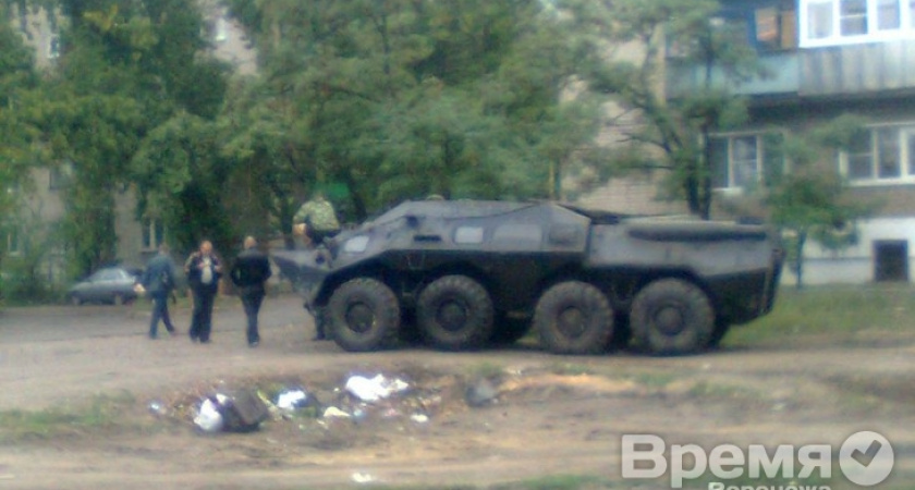 В Воронежской области во дворе многоквартирного дома припарковали БТР