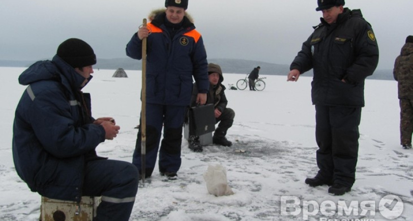 В Воронеже спасатели вышли на лёд предупредить рыбаков об опасности