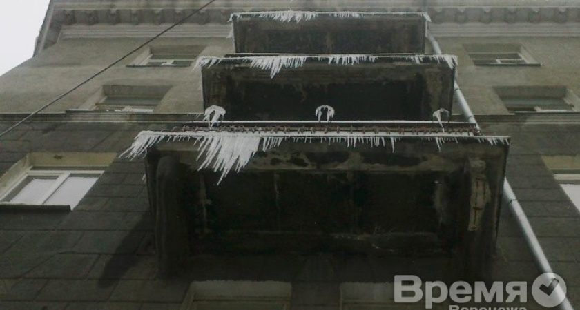 МЧС советует воронежцам прижиматься к зданиям, когда падают сосульки