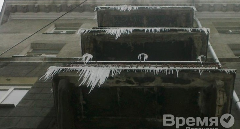 Оттепель в Воронеже: кто должен сбивать с домов опасные сосульки?