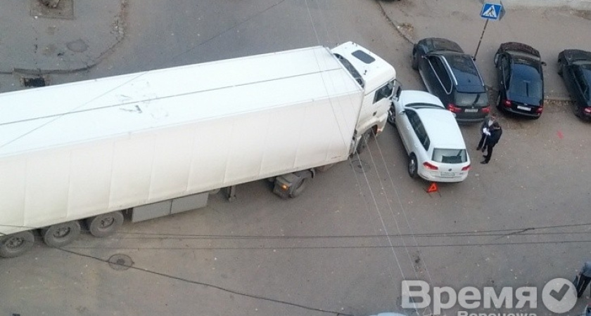 Попавшим в мелкие ДТП водителям воронежские гаишники советуют самостоятельно на месте оформлять аварии