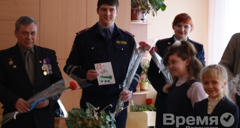В Воронеже школьники с 23 февраля поздравили ветеранов и полицейских