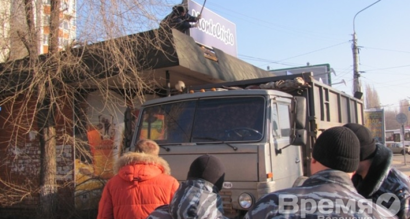 В Воронеже с помощью кувалды разбивают торговый павильон