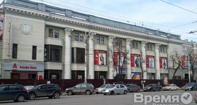 Здание ЦУМа на проспекте Революции, где появится отель Marriott, обнесли забором