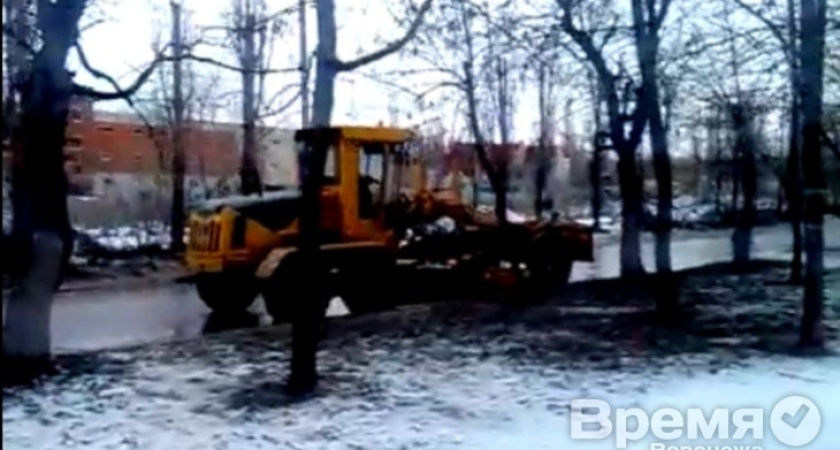 В Воронеже тяжелая техника убирает несуществующий снег, разбивая вполне реальный асфальт