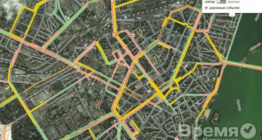 В Воронеже тысячи машин застряли в пробках