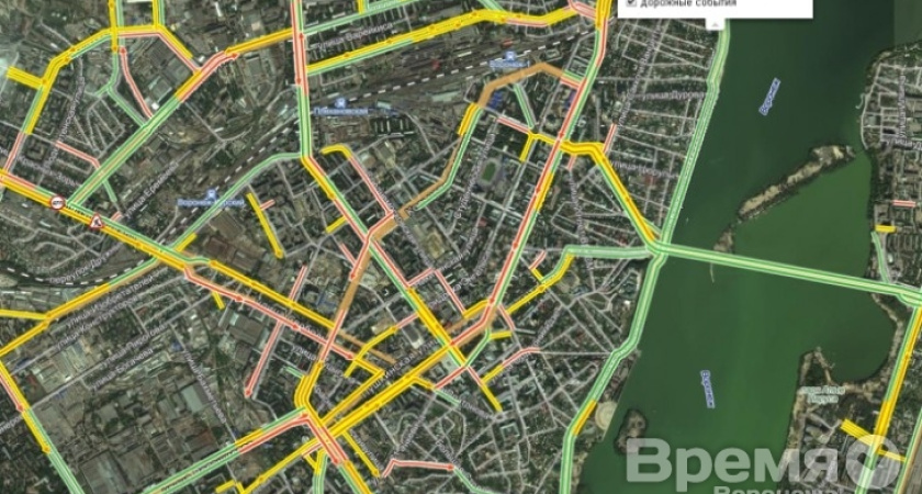 Центр Воронежа стал в пробку перед праздником