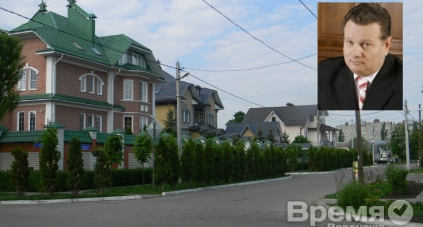 Воронежский депутат с полицией ищет детей, испортивших разбитый им около дома газон