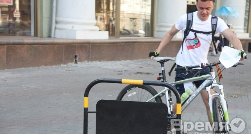 Воронежские велосипедисты устроили фотосессию на фоне велопарковок