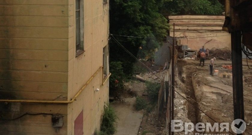 В центре Воронежа строительство дома продолжилось даже после запрета губернатора
